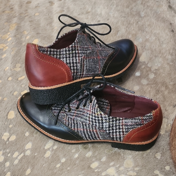 Stylish Plaid Flats with Black and Brown Accents - Picture 1 of 9